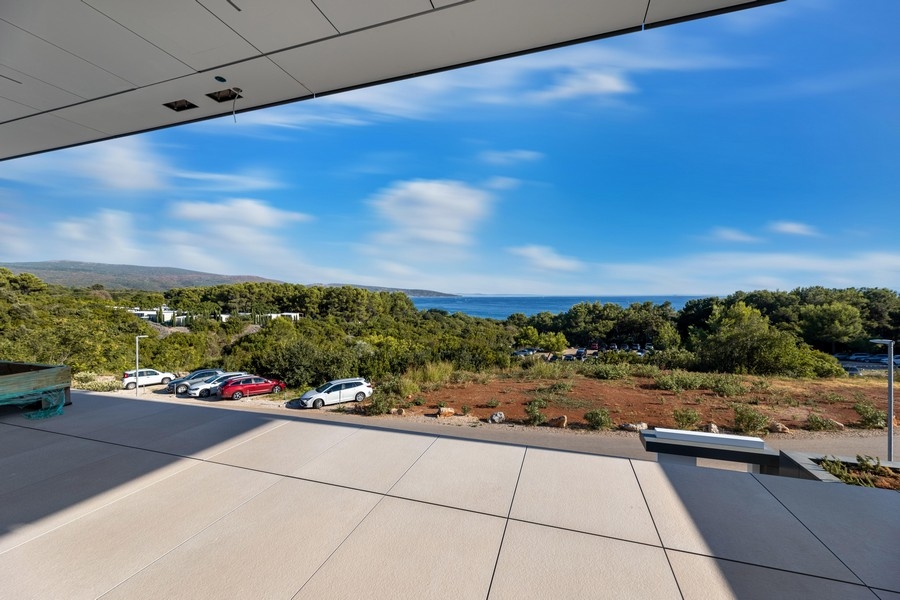Vista mare dal balcone coperto dell'appartamento a Krk
