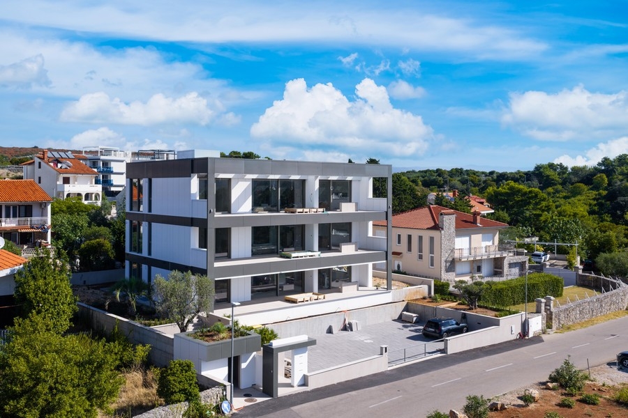 Edificio residenziale a Krk visto dall'alto con vista verso il mare