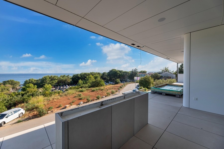 Balcone coperto con vista mare a Krk