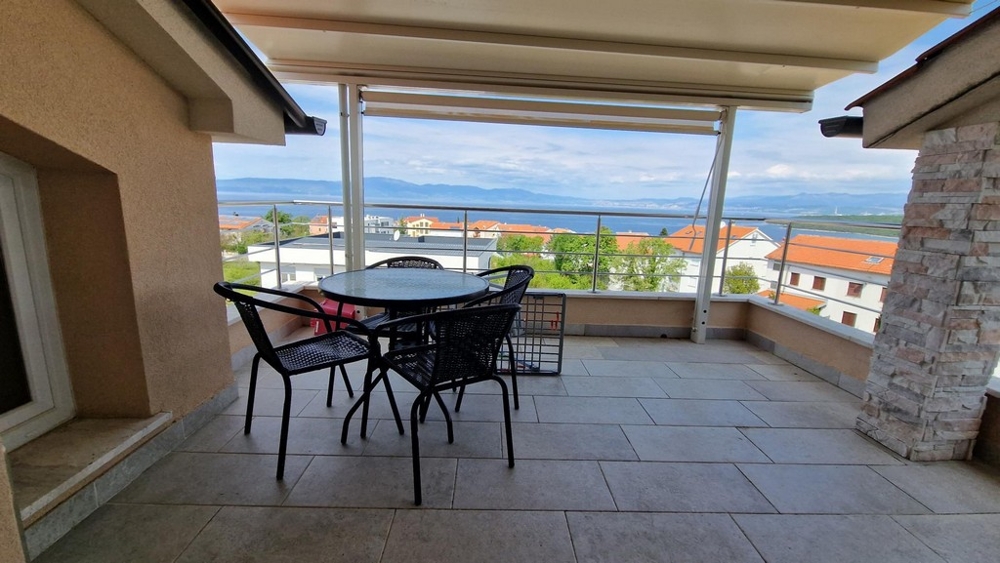 Terrazza coperta con vista mare dell'appartamento a Njivice su Krk