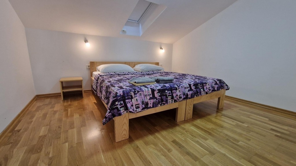 Seconda camera da letto con lucernario nell'appartamento su Krk