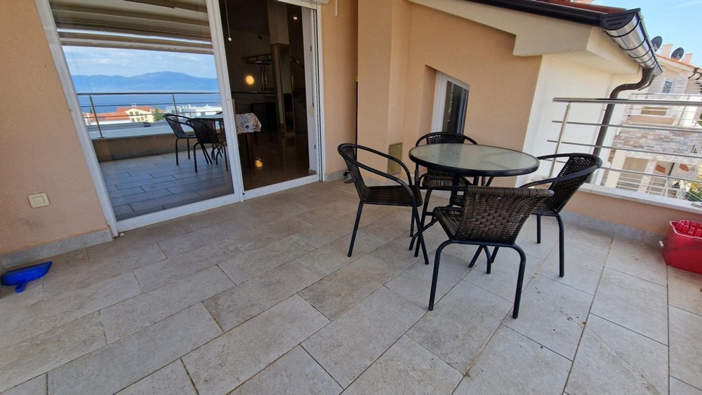 Terrazza con zona salotto e accesso alla zona giorno a Njivice
