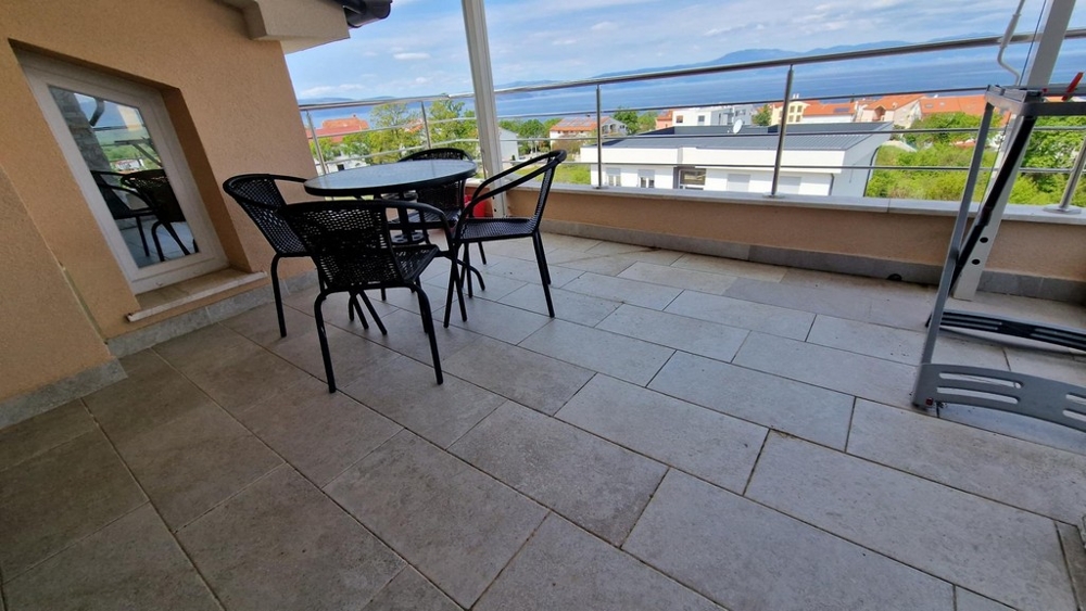 Terrazza soleggiata dell'appartamento mansardato sull'isola di Krk