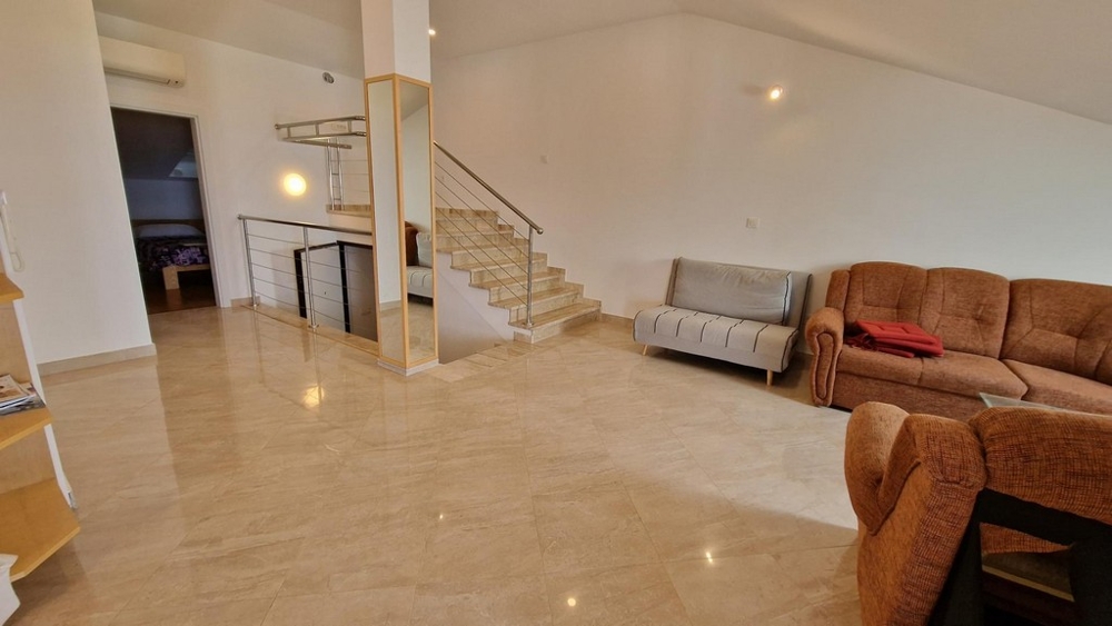 Zona giorno aperta dell'appartamento come nuovo sull'isola di Krk
