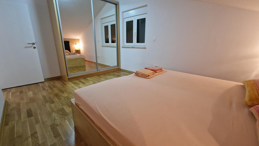 Camera da letto con armadio a specchio nell'appartamento sull'isola di Krk