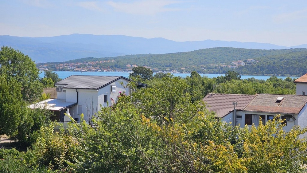 Vista mare dall'appartamento di nuova costruzione a Soline sull'isola di Krk