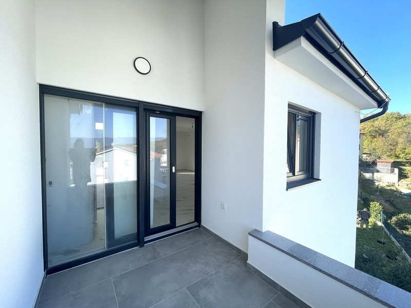 Terrazza con accesso alla zona giorno a Soline sull'isola di Krk