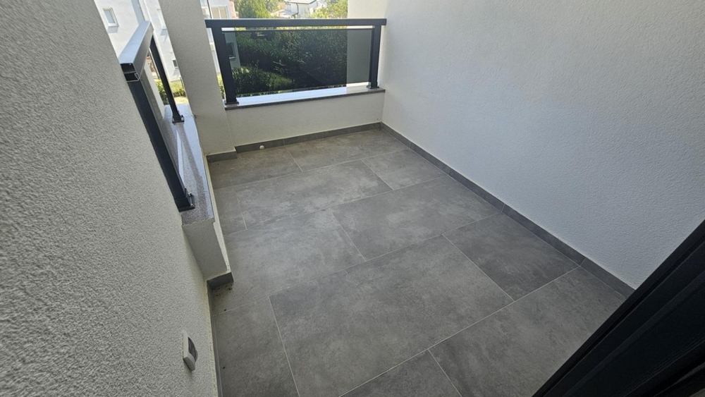 Terrazza coperta dell'appartamento di nuova costruzione a Soline su Krk