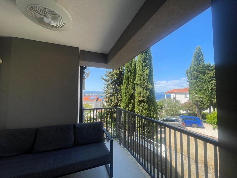 Balcone con salottino e vista mare a Malinska su Krk