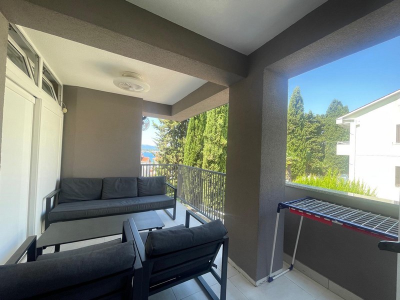 Balcone coperto con mobili lounge dell'appartamento a Malinska