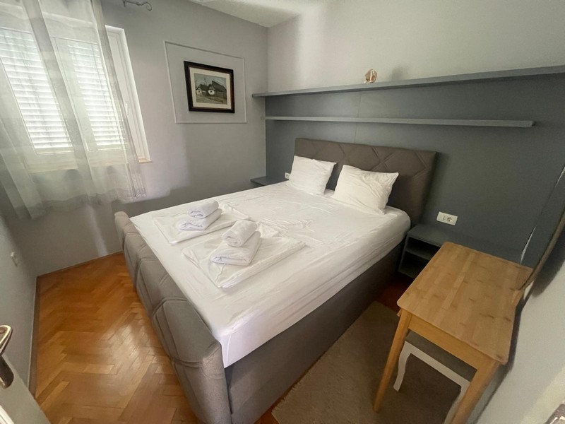Camera da letto con letto matrimoniale e comodino