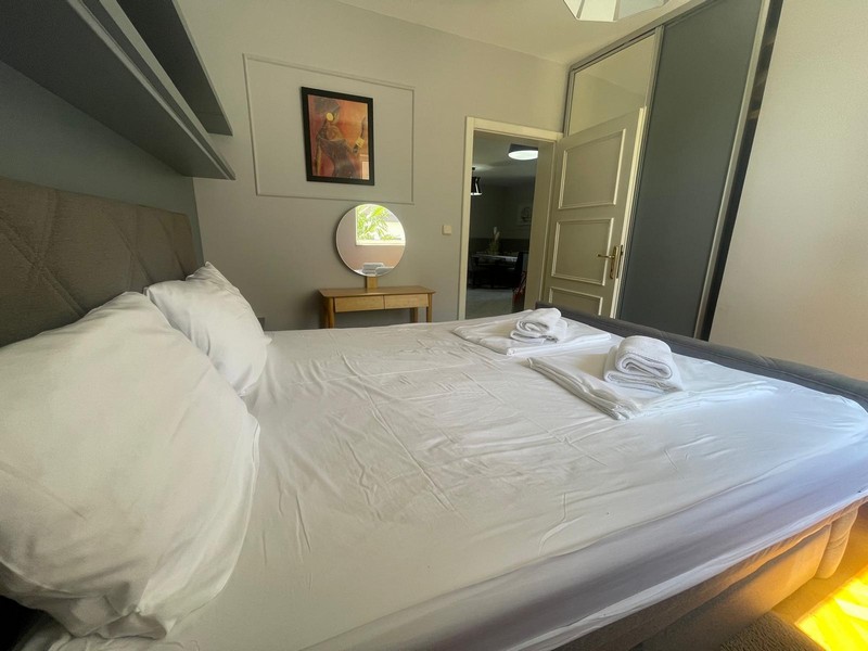 Camera da letto con letto matrimoniale e vista sul corridoio