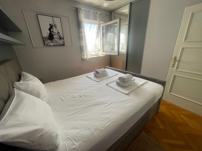 Seconda camera da letto con letto matrimoniale e finestra