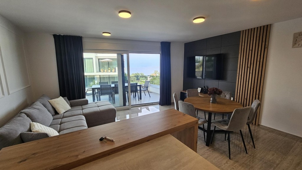 Soggiorno con tavolo da pranzo e uscita sulla terrazza coperta