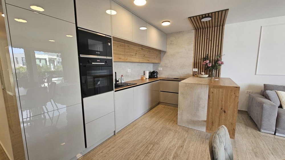 Cucina moderna su misura con ante lucide ed elementi in legno