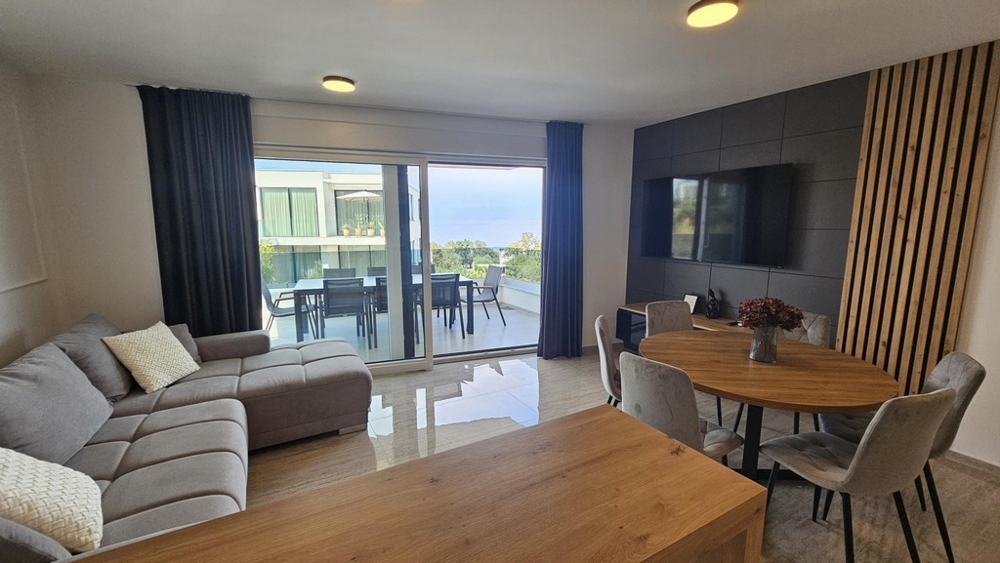 Zona giorno con vista mare attraverso la vetrata dell'appartamento a Malinska