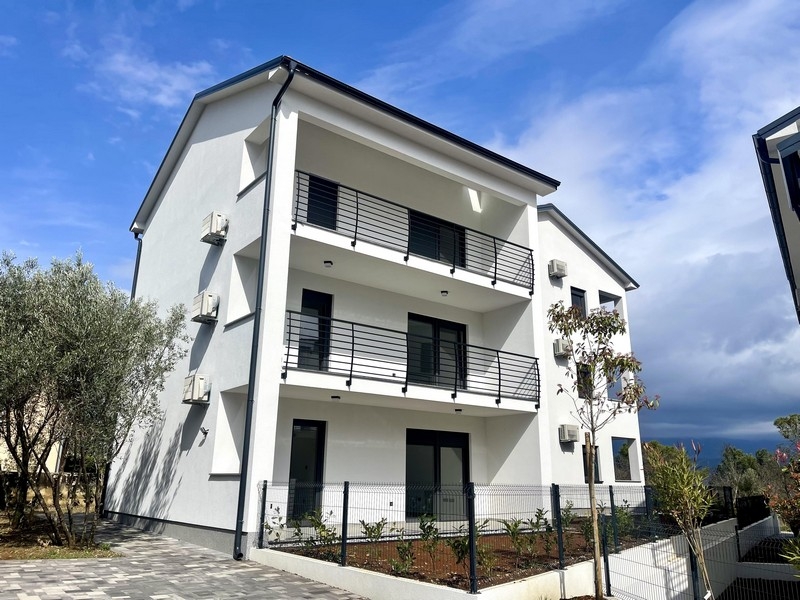 Appartamento di nuova costruzione a Soline su Krk, vista della casa con balconi