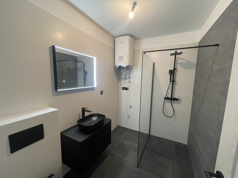 Bagno con doccia e lavabo