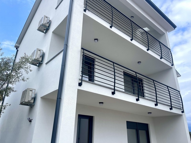 Facciata dell'edificio con balconi