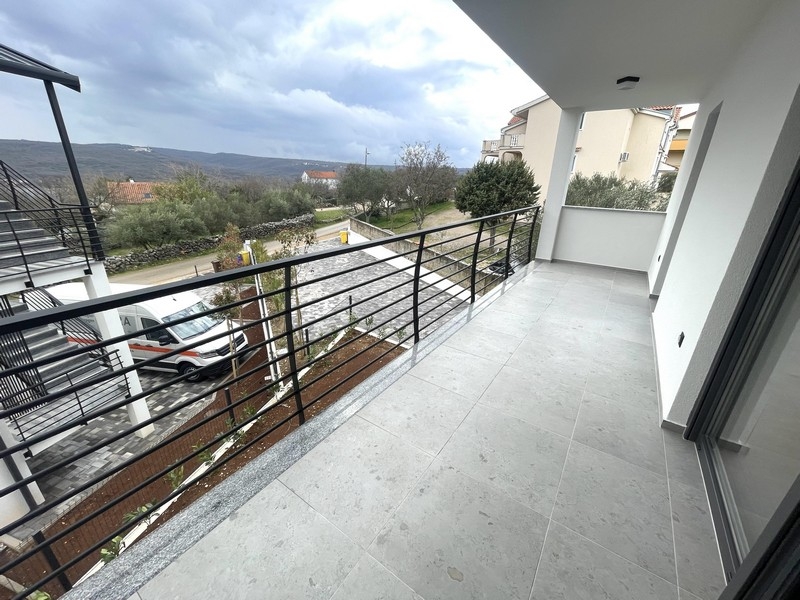 Terrazza coperta dell'appartamento con ringhiera