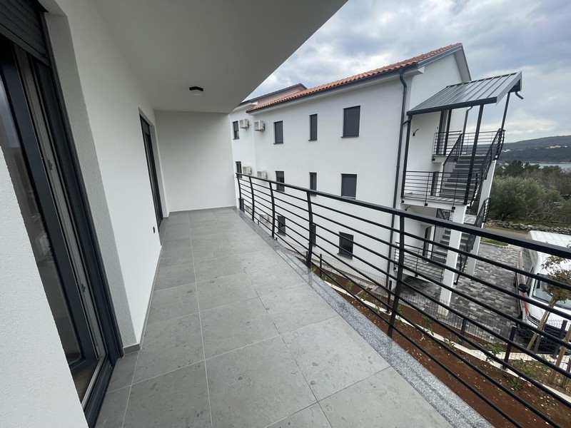 Terrazza lungo la facciata della casa
