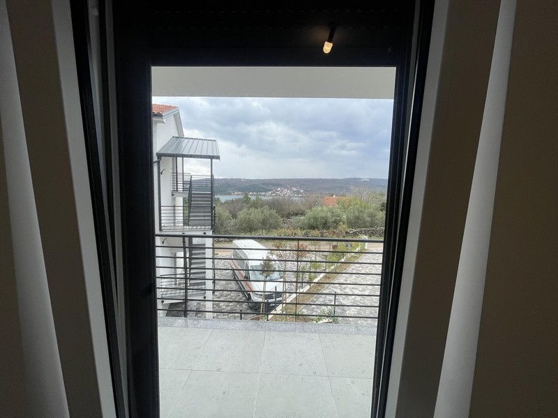 Vista attraverso la porta della terrazza sul verde