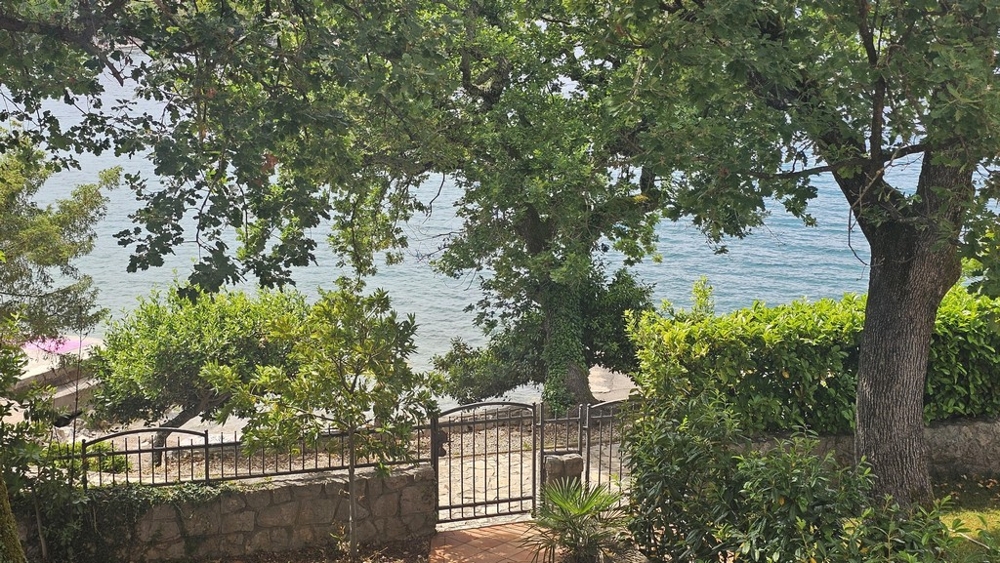 Area giardino con vista sul mare a Malinska su Krk