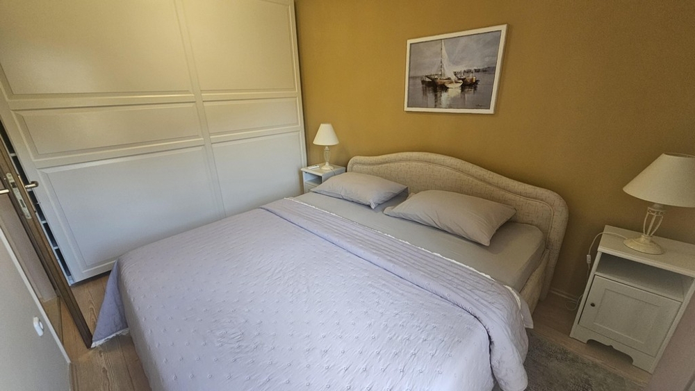 Camera da letto con letto matrimoniale e grande armadio
