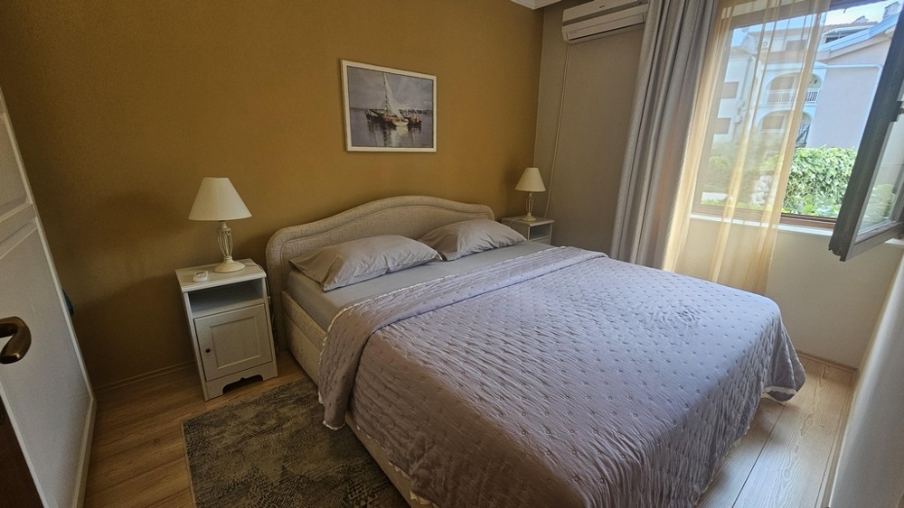 Camera da letto con letto matrimoniale e finestra sul giardino