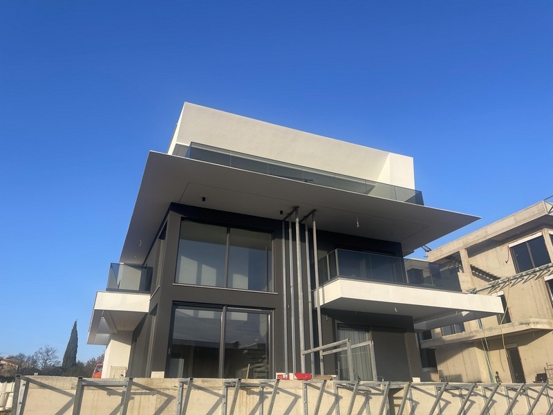 Edificio residenziale moderno con attico a Njivice, vista laterale