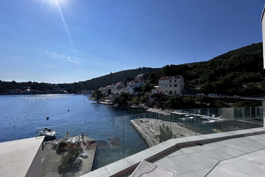 Terrazza con parapetto in vetro e vista sulla baia di Racisce, Korcula