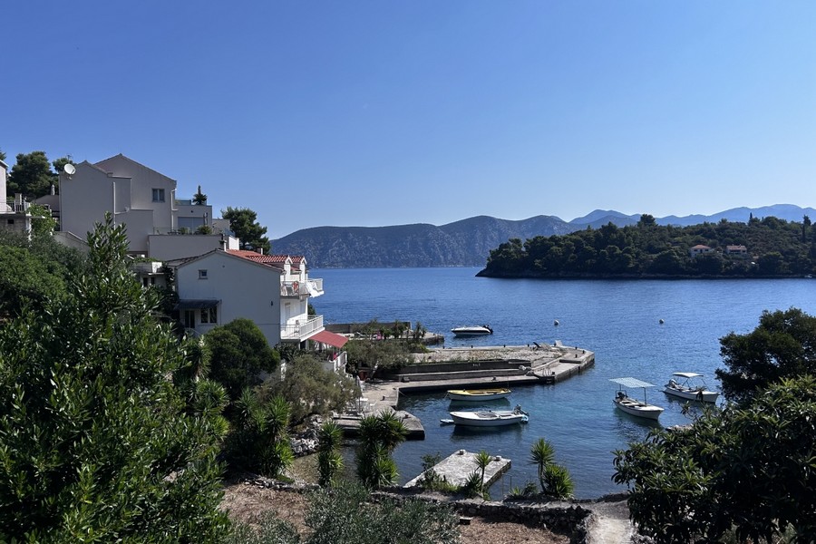 Baia di Racisce con barche e ormeggi, isola di Korcula