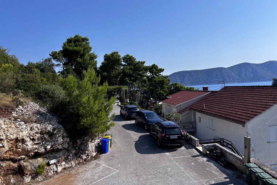 Accesso carrabile con posti auto e vista mare, appartamento Racisce Korcula