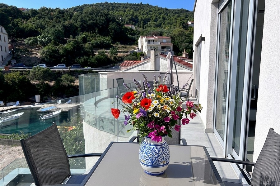 Zona salotto sulla terrazza con vista su baia e barche, Racisce