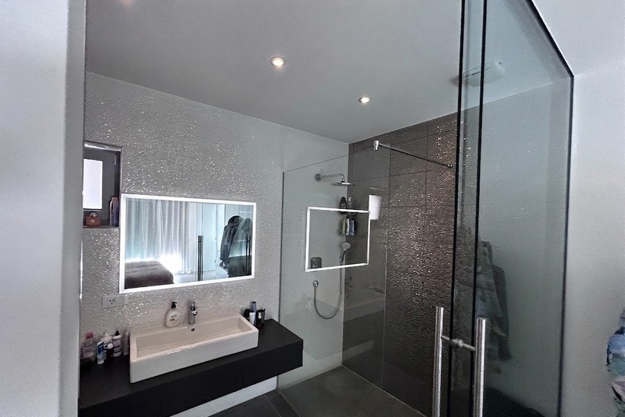Bagno moderno con doccia in vetro, appartamento a Korcula