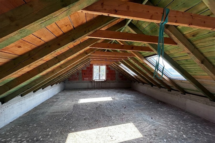 Sottotetto ampliabile con travi in legno e lucernari, Korcula