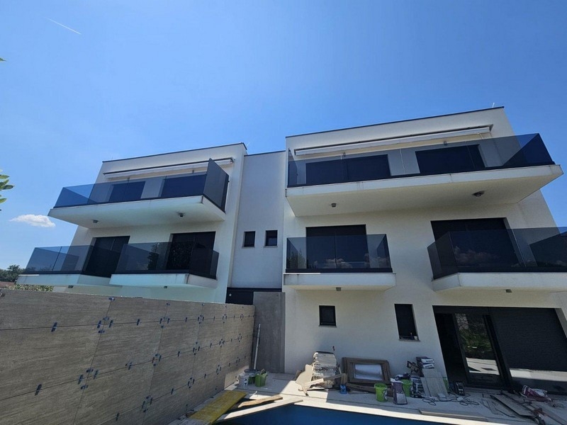 Villa con tetto piano e balconi a Malinska su Krk