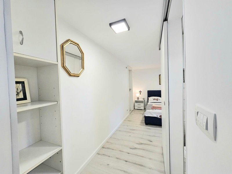 Corridoio con armadio a muro e specchio nell'appartamento a Njivice