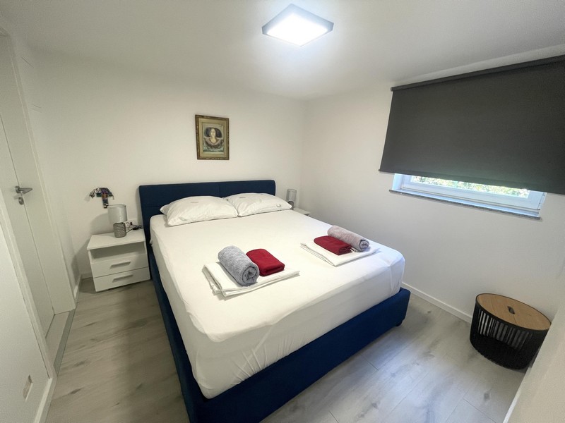 Camera da letto con letto matrimoniale nell'appartamento al piano terra a Njivice