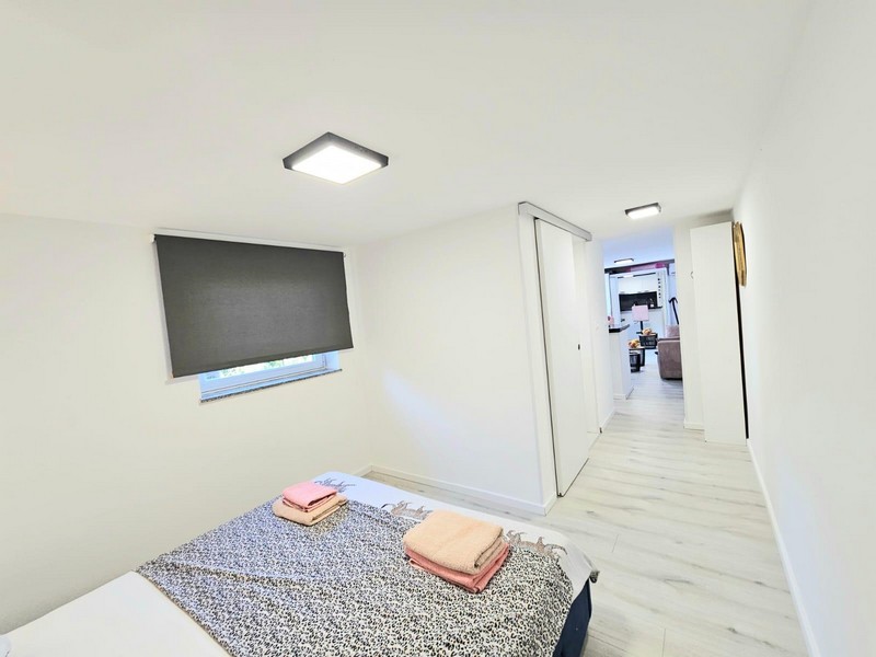 Zona notte con letto matrimoniale e vista sul corridoio su Krk