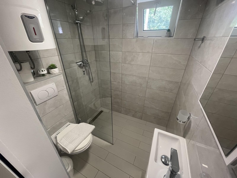 Bagno con doccia a filo pavimento nell'appartamento a Njivice