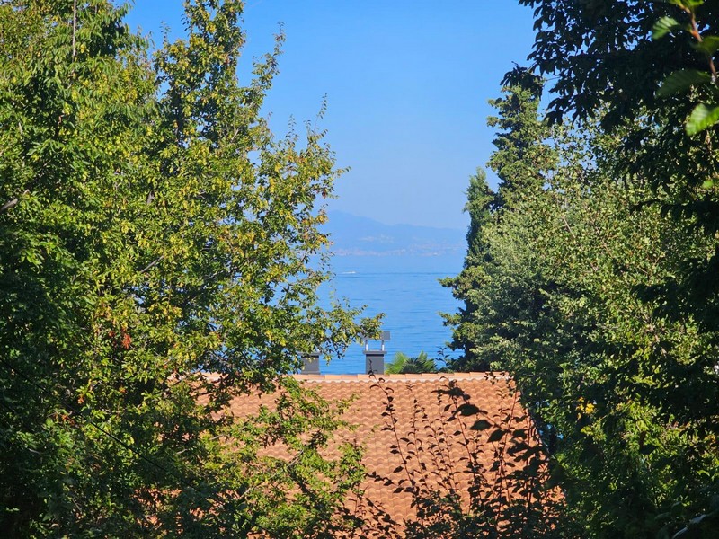 Vista mare dall'appartamento a Njivice sopra gli alberi