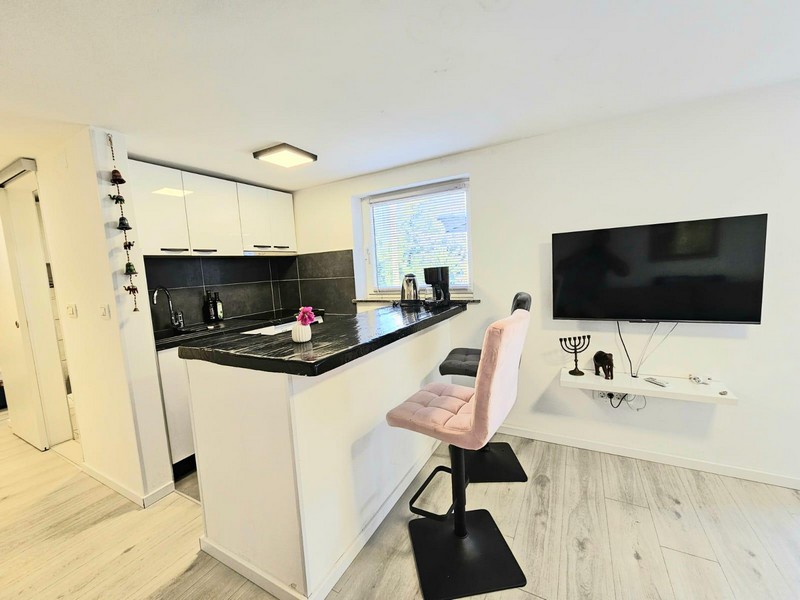 Cucina con bancone e televisore nell'appartamento a Njivice