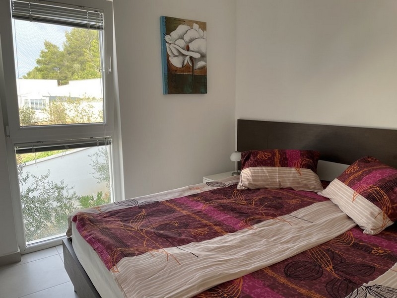 Camera da letto dell'appartamento con vista mare a Murter, Croazia