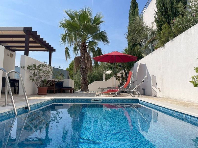 Appartamento con piscina condominiale e vista mare in vendita a Murter