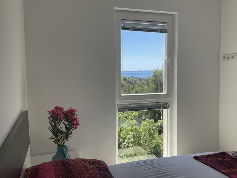Camera da letto con vista dalla finestra sul mare, appartamento Murter