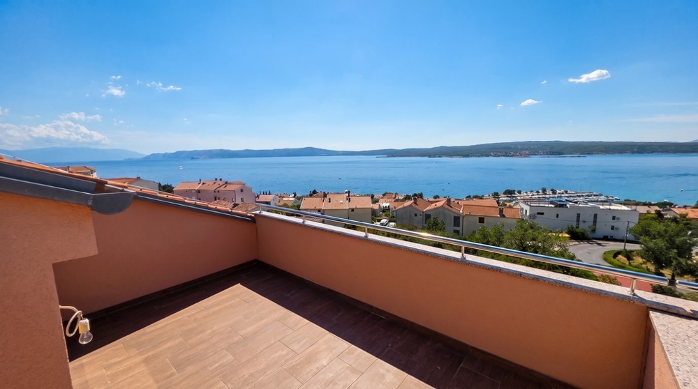 Terrazza sul tetto con vista mare dell'appartamento su due livelli a Crikvenica