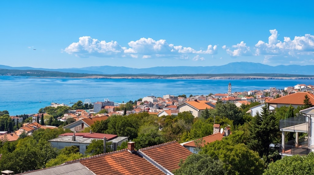 Vista su Crikvenica, sul mare e sull'isola di Krk
