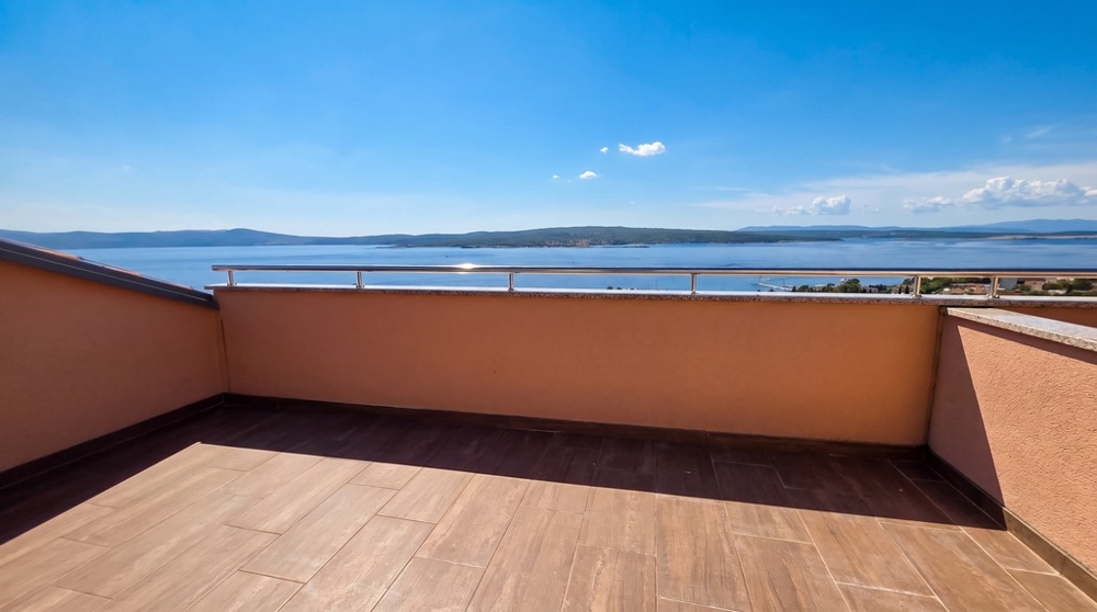 Terrazza soleggiata dell'appartamento su due livelli a Crikvenica