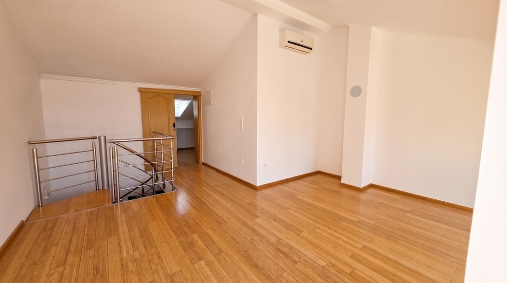 Livello superiore con scala a chiocciola e accesso alla terrazza